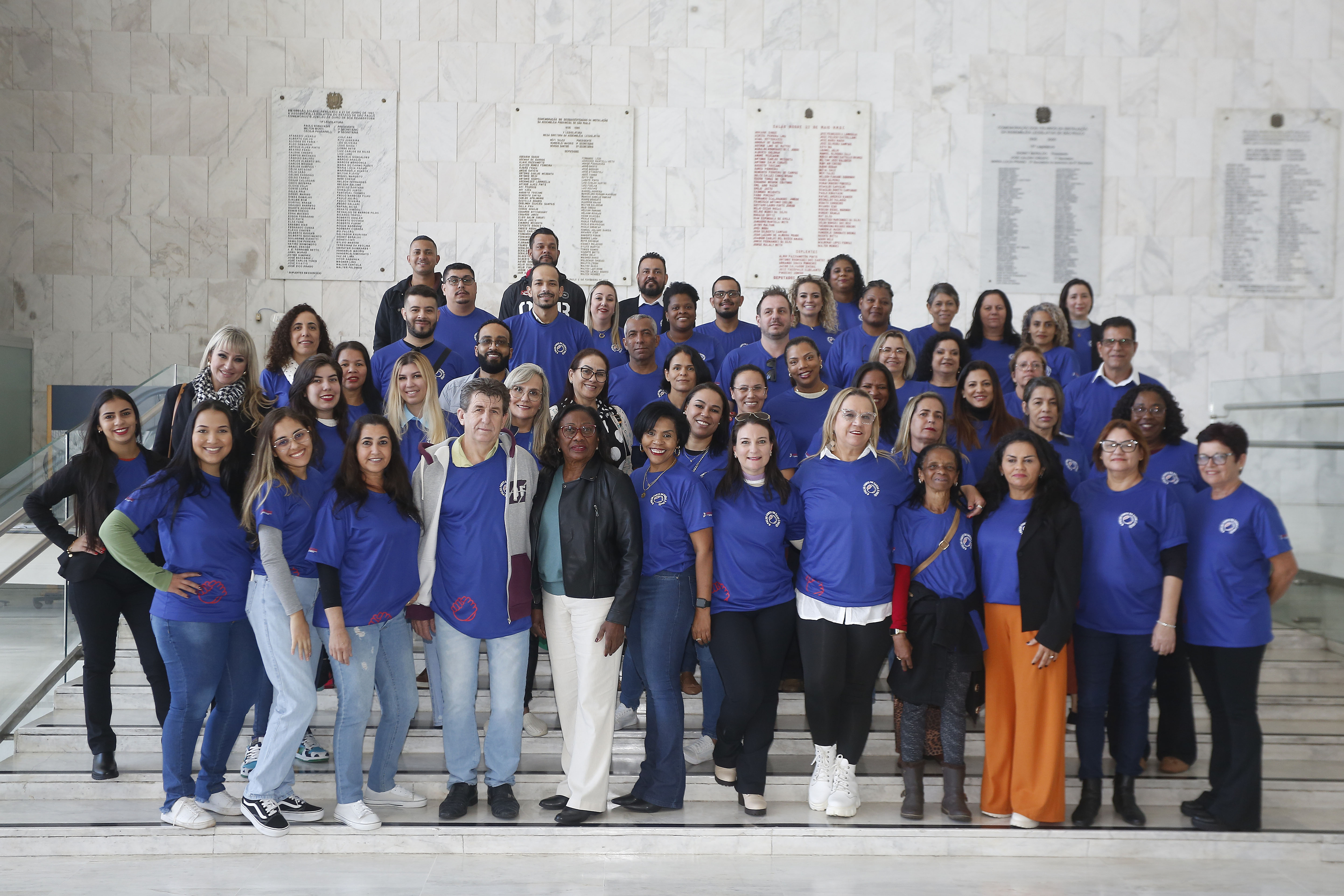 Trabalhadores da saúde são homenageados em sessão solene na Alesp